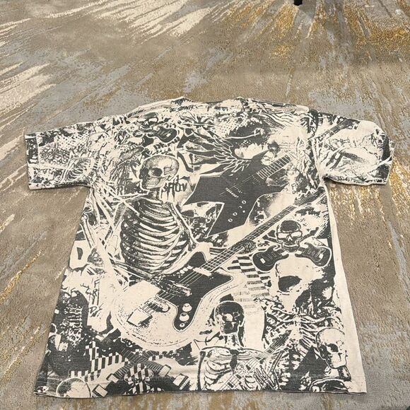 Grey Star Skull playing guitar all over print tee shirt size M in GUC - Picture 7 of 7